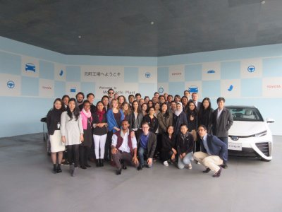 TOYOTA自動車の前で集合写真Group photo in front of TOYOTA cars