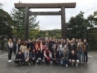 夫婦岩の前でIn front of "Meotoiwa"