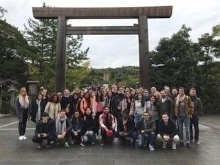 夫婦岩の前でIn front of "Meotoiwa"