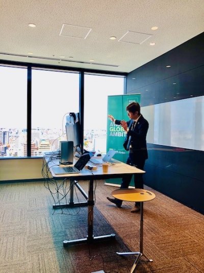 栗本教授による体験授業風景