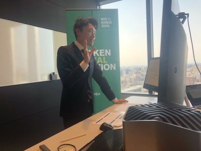 瀧野教授による体験授業風景