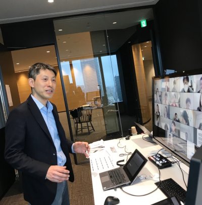 山岡教授による体験授業風景