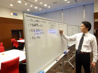 講義を行う土屋客員講師