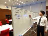 講義を行う土屋客員講師