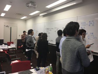 講義を行う小山先生