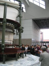 環状織機前にて