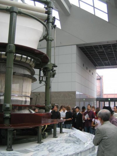 環状織機前にて