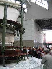 環状織機前にて