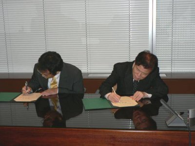 栗本学園理事長とアルペン社長が協定書に調印