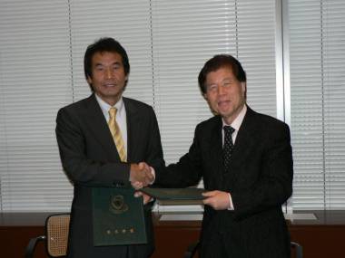 調印後の堅い握手