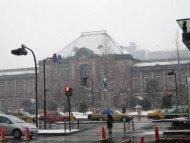 丸ビル入り口から東京駅を臨む