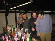 様々な種類のお酒を試飲されていました