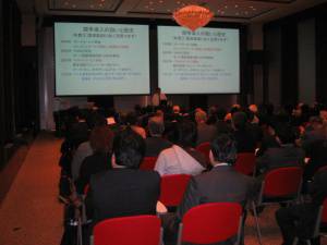 約100名の聴講者を迎えて