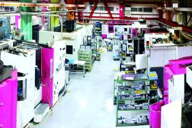 様々な加工機を完備した工場
