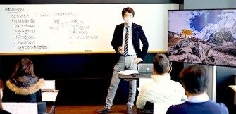 栗本博行教授による体験授業風景