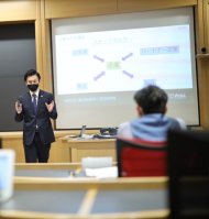 修士論文審査会（中間審査）の様子